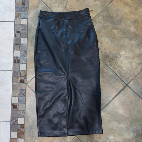 Le Chateau PU Leather Skirt Size 1 - Picture 3 of 6